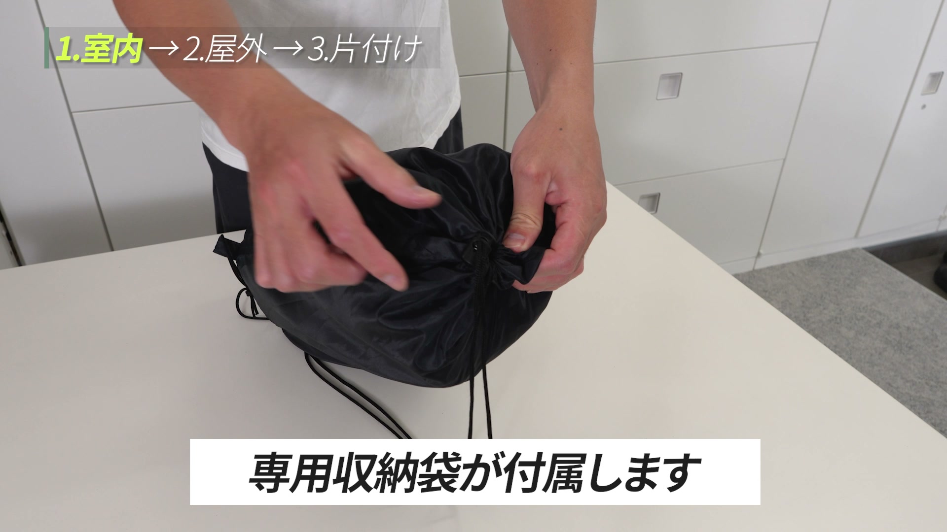 収納袋に入ったアルミレジャーシート サンドベージュ